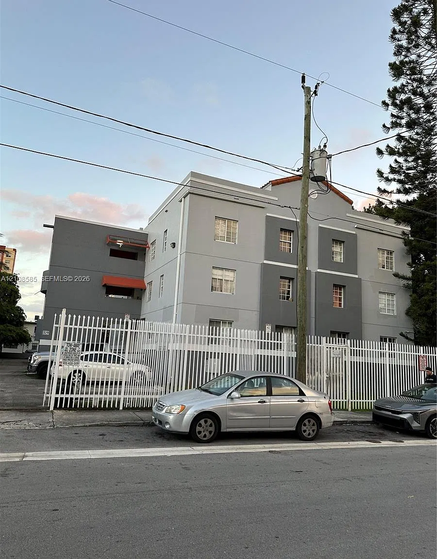 Sunrise Gardens Condo — Photo 1