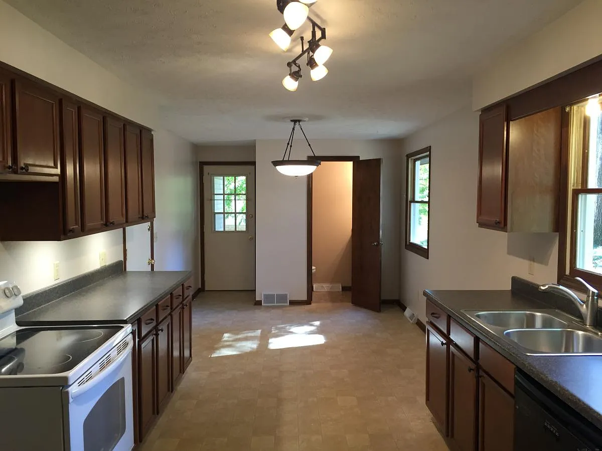 3 bed, 1.5 bath, 1300 sqft, $1,450 — Photo 4