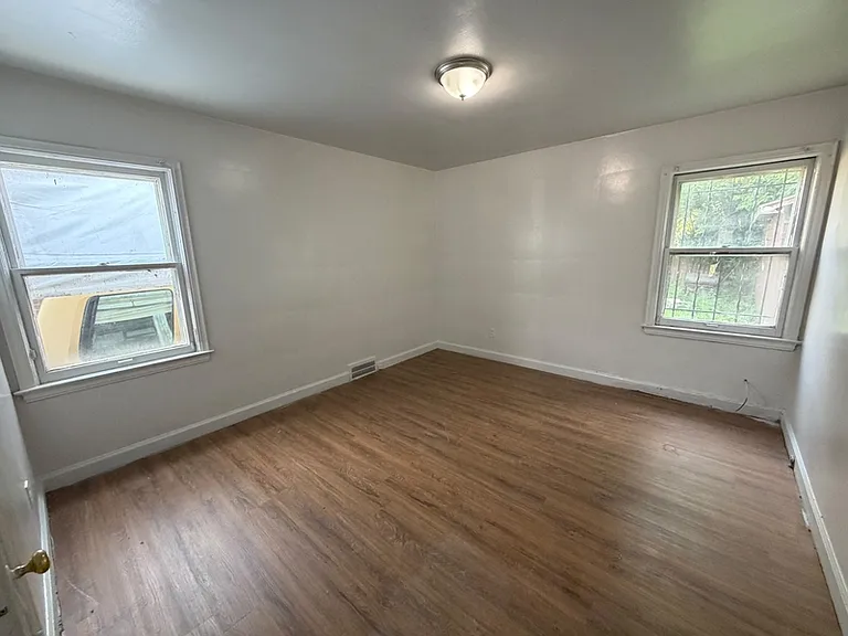 15819 Eastwood St — Photo 5