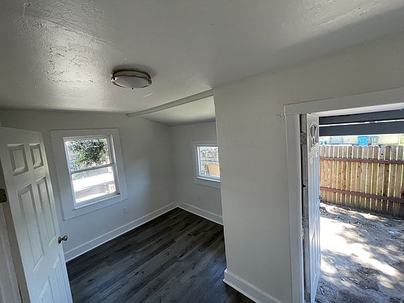 5th image of 457 Emerson Ave