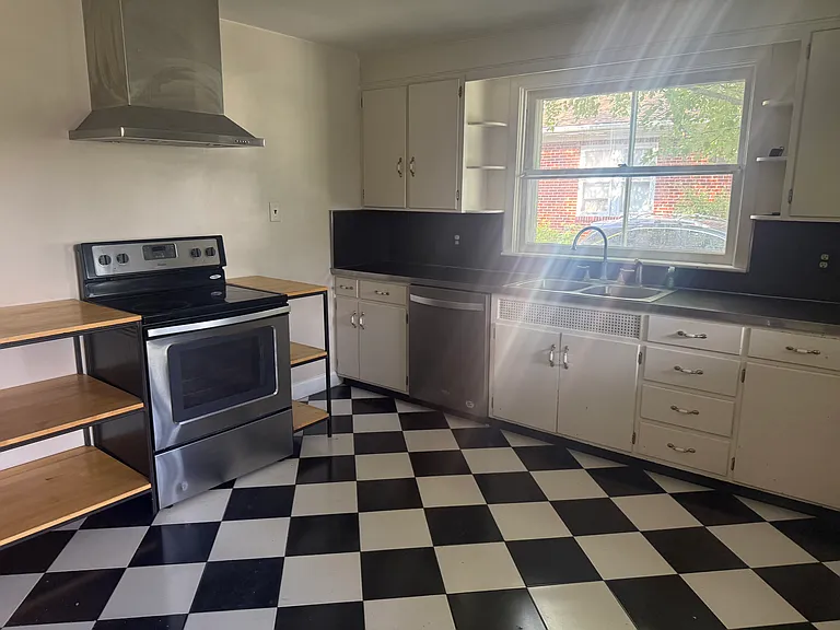 126 W York St — Photo 9