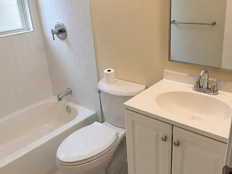 820 Berkeley Ave NW #B — Photo 2