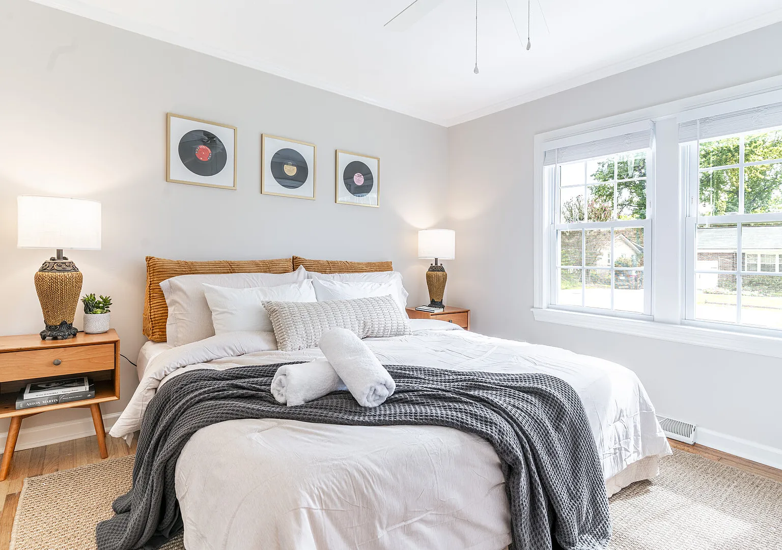 Modern 4BR Corporate Housing - Workspace - Pet-Friendly - Near Boeing — Photo 4