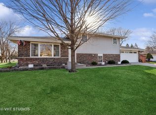 2091 N Almond Ct, Palatine, IL 60074