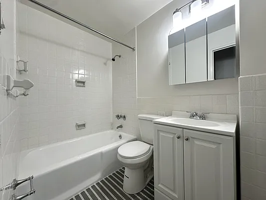 Rented by Manhattan Realty Group | media 9