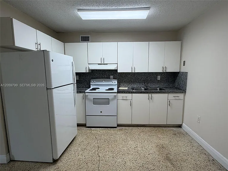 240 E 8th St #3 — Photo 11