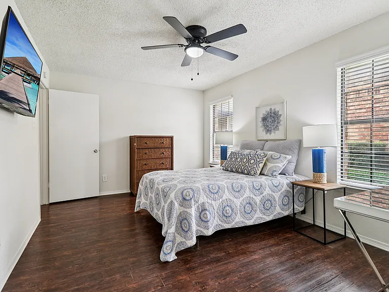 B1 Main bedroom look to door
