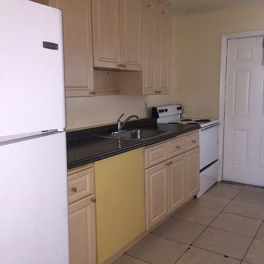 2nd image of 817 Grant St APT 2