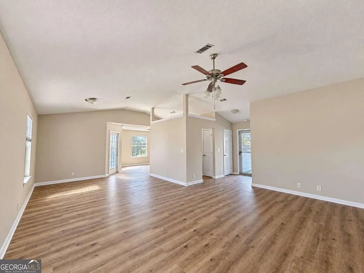 3 bed, 2.0 bath, 1375 sqft, $1,900 — Photo 3
