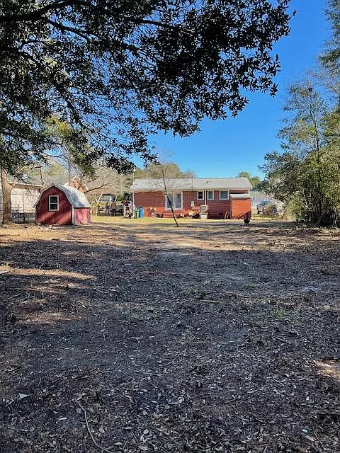 Large, fenced back yard.. - 705 Holbrooke Ave
