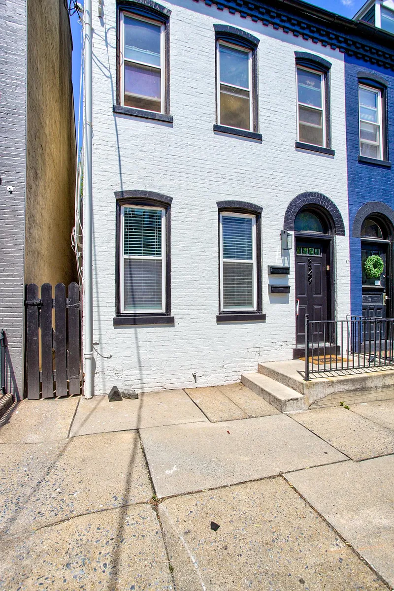 Building Photo - 329 E Chestnut St #1