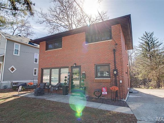 3rd image of 1011 Danforth St