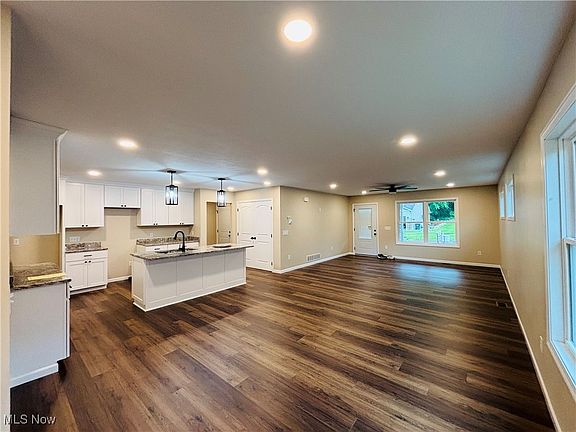5th image of 425 Thorn Way