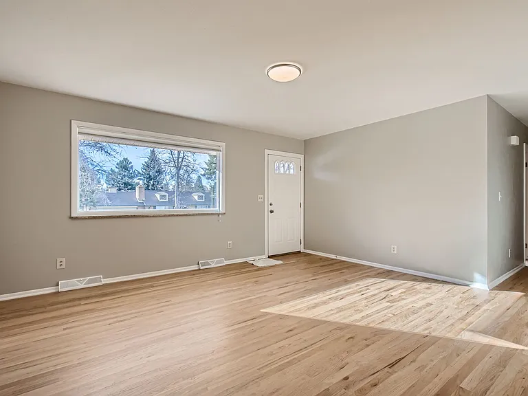 231 W Fremont Ave — Photo 3