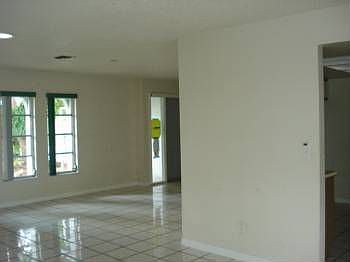 5th image of 1516 Crestwood Cir W