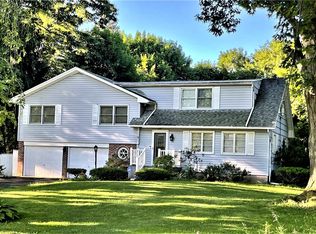 12 Arlington Dr, Pittsford, NY 14534