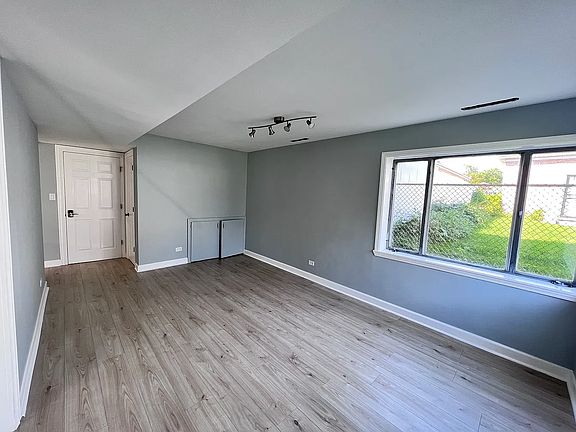 3rd image of 4060 N Melvina Ave #1