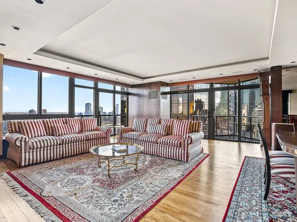 100 United Nations Plaza image 1 of 9