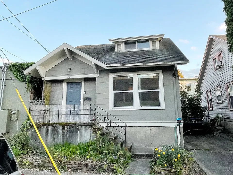 2418 NE Oregon St
