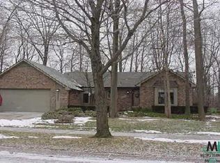 15882 S Blue Skies Dr, Livonia, MI 48154
