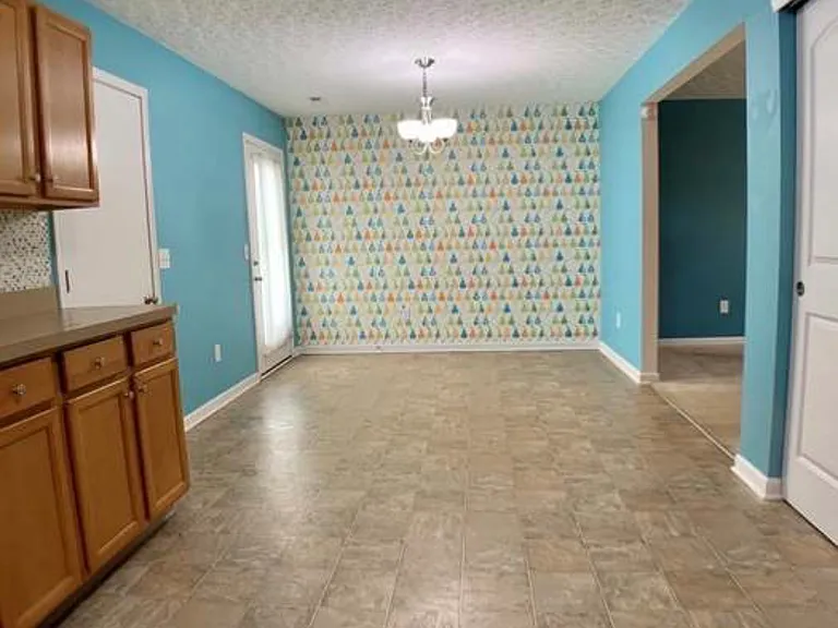 2243 Glasgow Ln — Photo 5