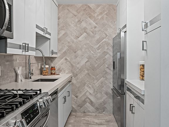 3rd image of 400 E 56th St APT 27S