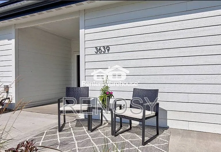3639 NE Kara Ln — Photo 3