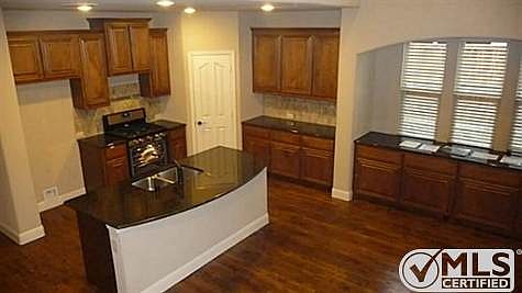 5th image of 208 Lyndhurst Dr
