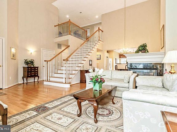 4th image of 10613 Victorian Ave #43