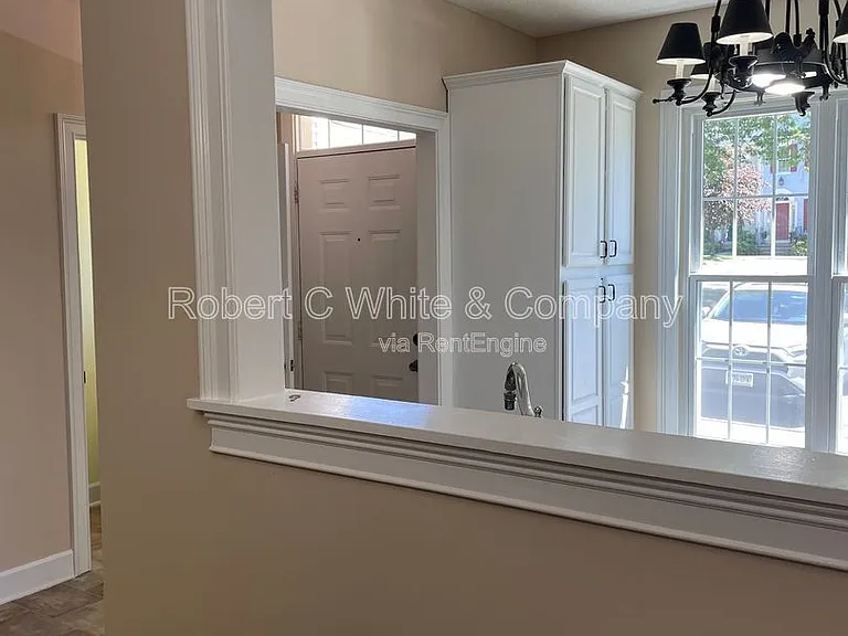 402 Cambridge Cmns — Photo 4