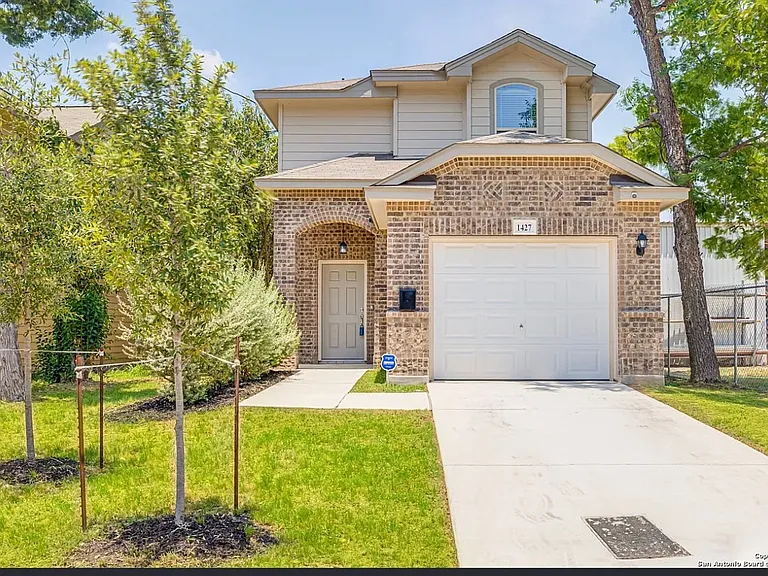 1427 Denver Blvd — Photo 1
