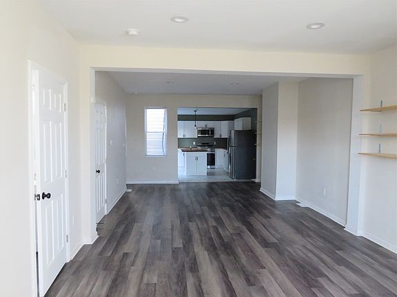 4th image of 3108 Jane St