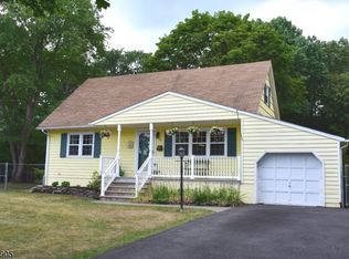 39 Greenview Dr, Pequannock, NJ 07440