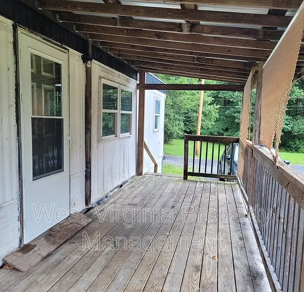 155 Crawford Ln — Photo 3