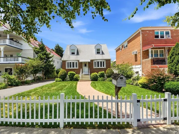 195 Graff Avenue, Bronx, NY 10465