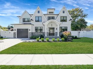 1824 Gildersleeve St, Merrick, NY 11566