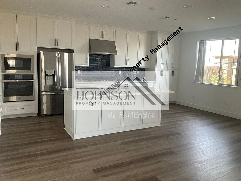 49 W Piazza St — Photo 2