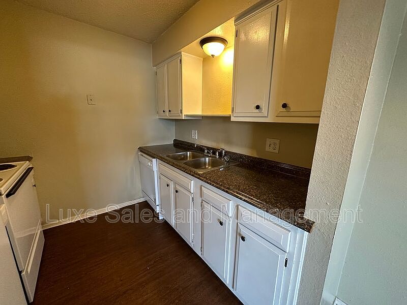 C Peartree Apartments 2404 N Reeves Ave Oklahoma City OK Zillow