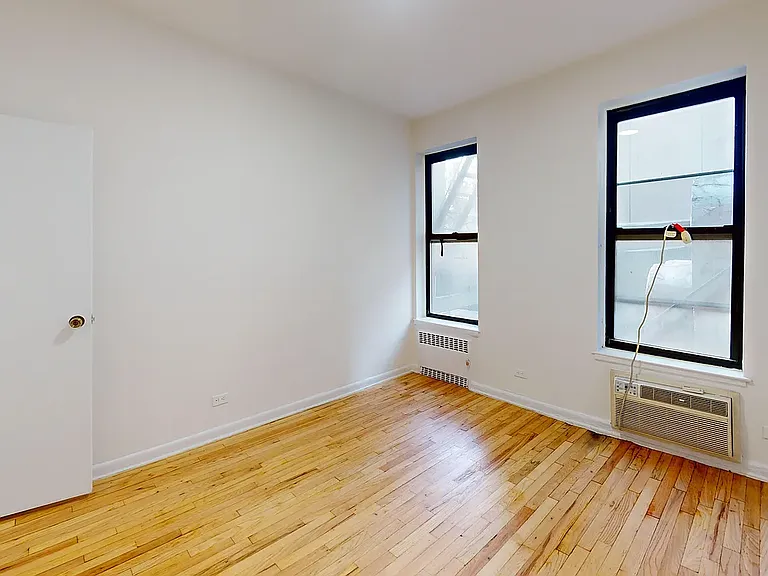 300 1/2 E 65th St #2D — Photo 6