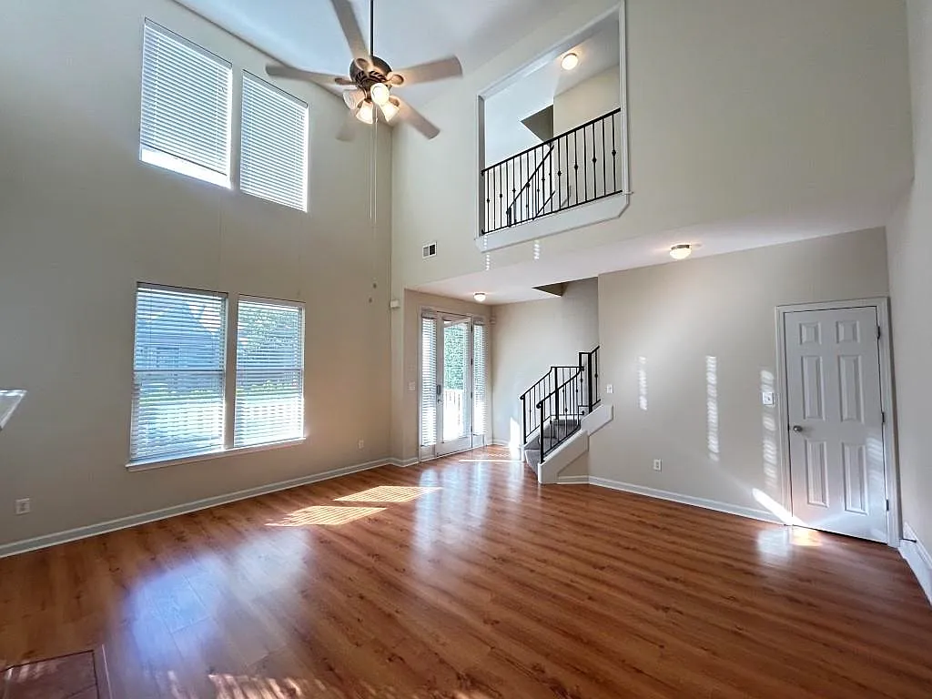 4 bed, 2.5 bath, 2586 sqft, $2,395 — Photo 3