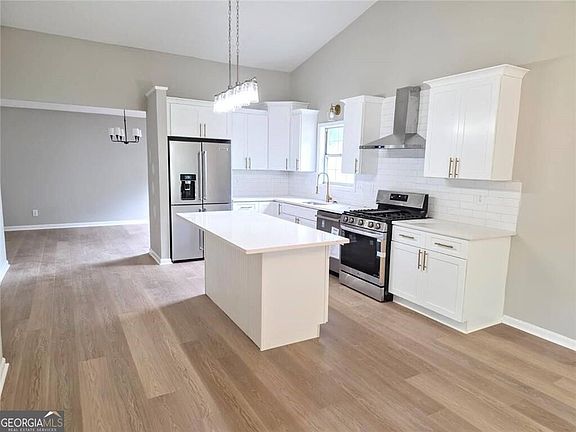 5th image of 2620 Logan Way