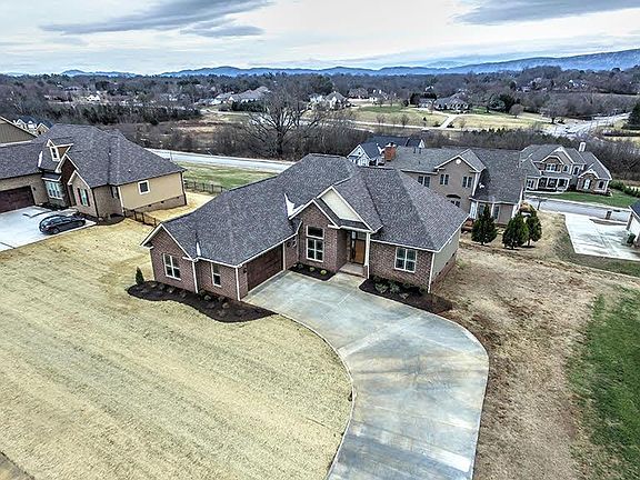 2nd image of 916 Montgomery Ln