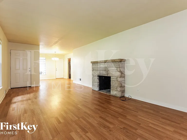 1717 Mayfield Ave — Photo 4