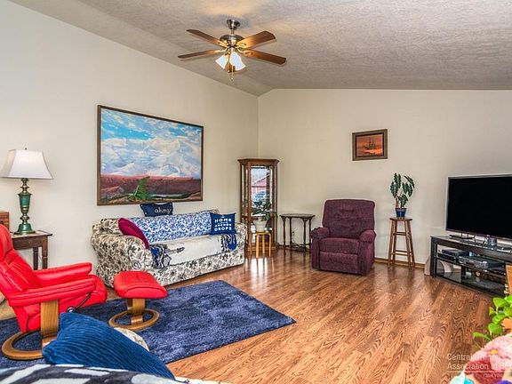 5th image of 825 NW Poplar Pl