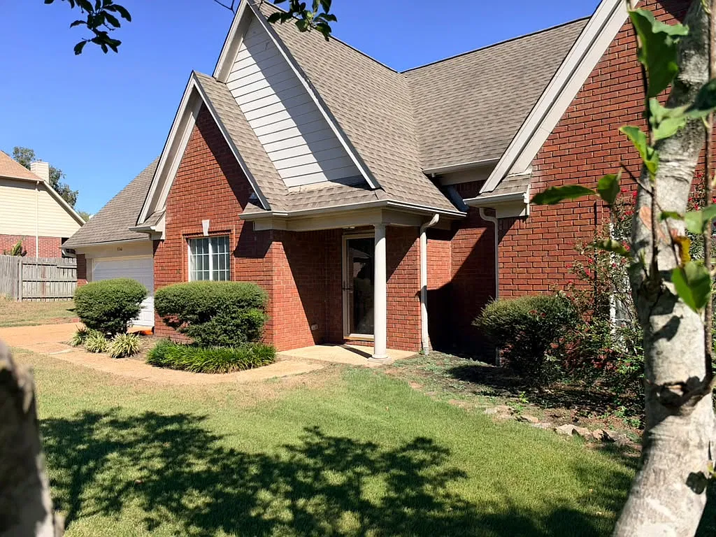 5 bed, 2.5 bath, 2315 sqft, $7,995 — Photo 2