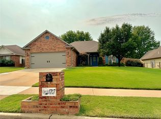 1707 Walnut Hill Ln, Claremore, OK 74017