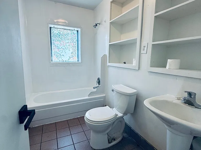 326 E Harmon Dr — Photo 3