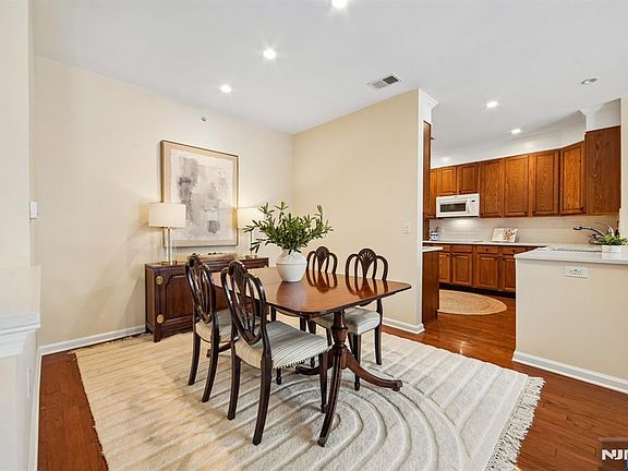 5th image of 4 Quarry Dr APT B2