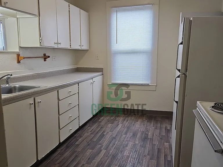 532-534 Melrose St — Photo 9
