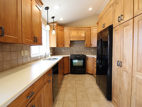 5th image of 902 Millwood Dr